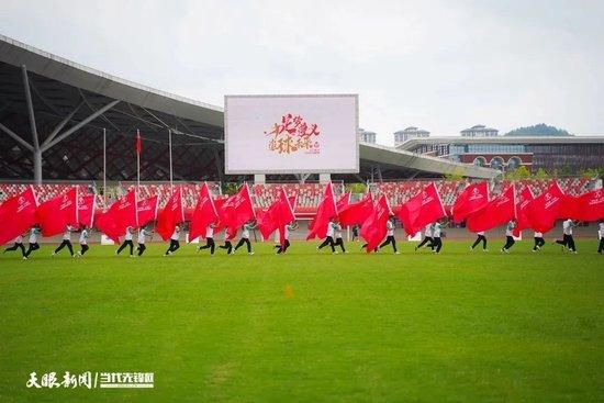 第12分钟，圣吉罗斯前场任意球机会，町田浩树头球攻门顶偏。